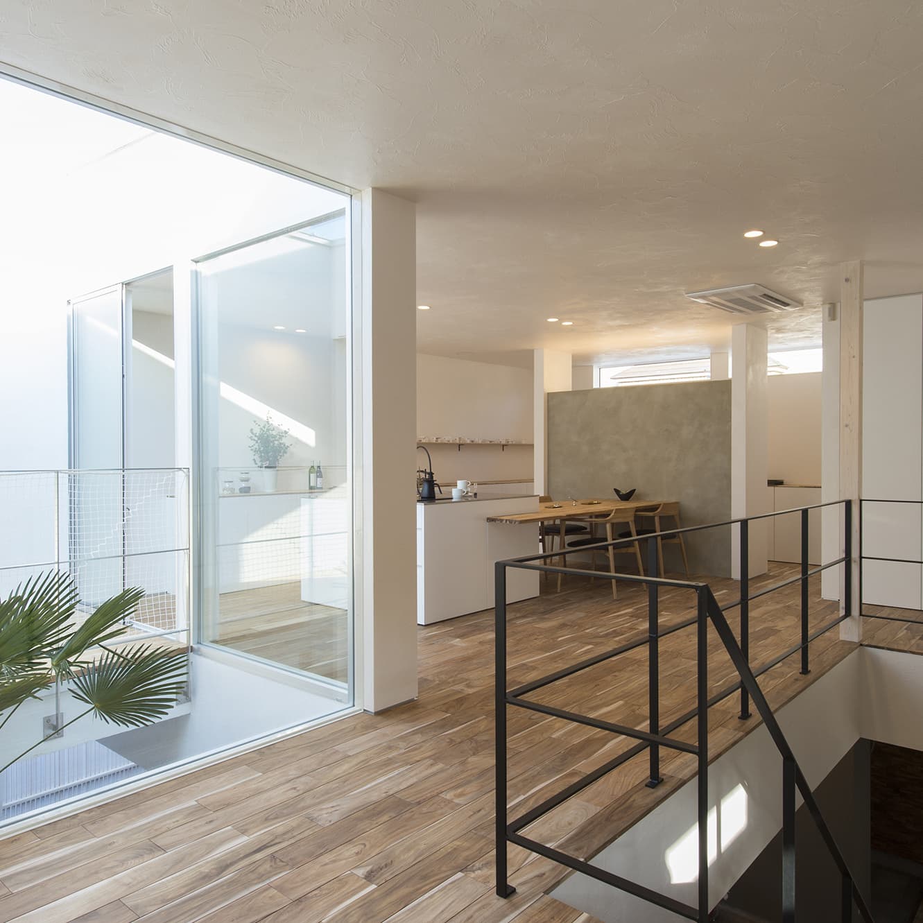 明るい光が差し込む二階リビングのお家