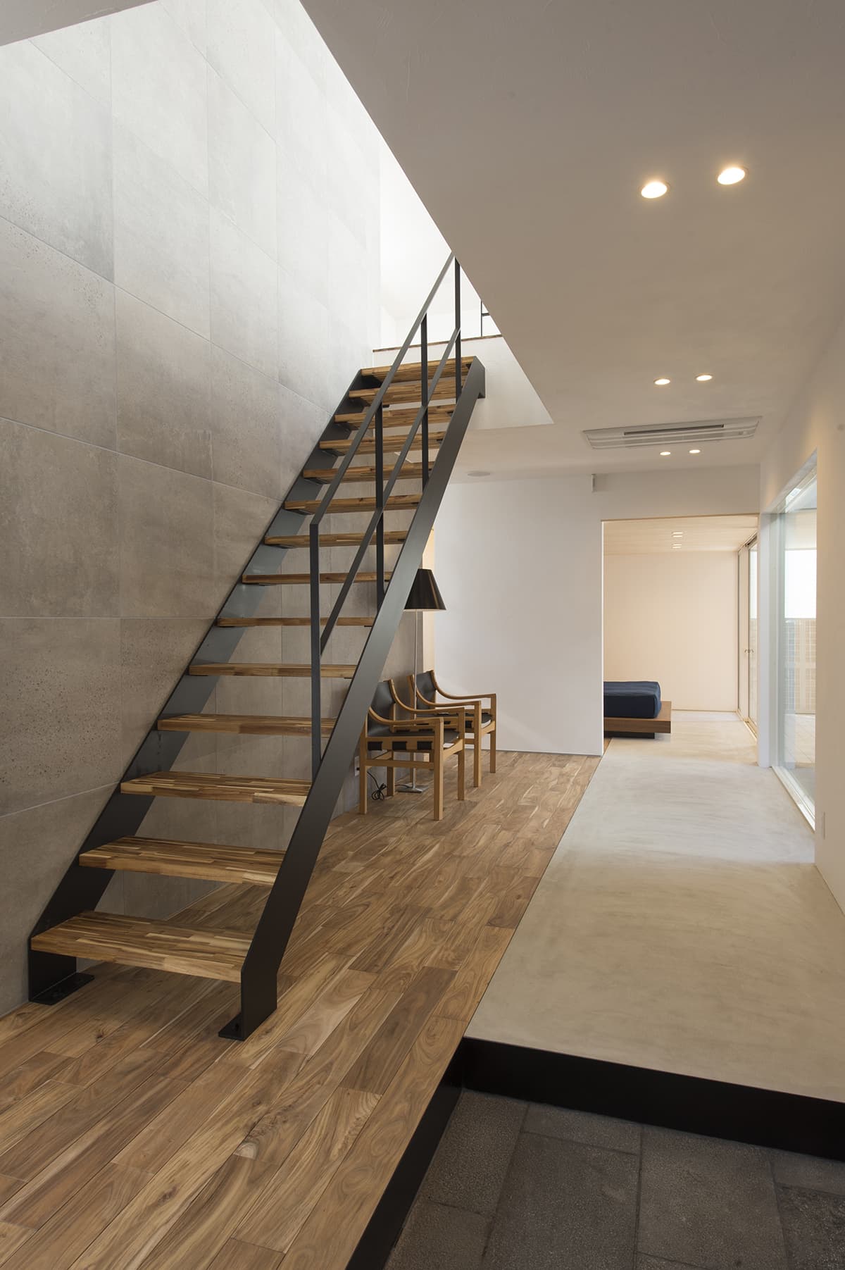 土間スペースの隣にある黒いアイアンのスケルトン階段