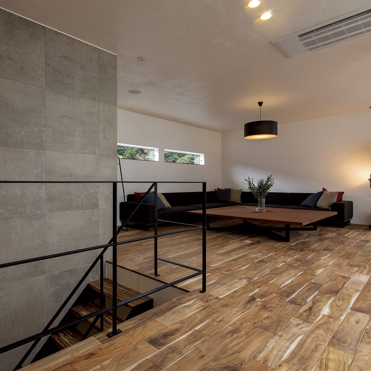 アカシアのフローリングの美しいリビング