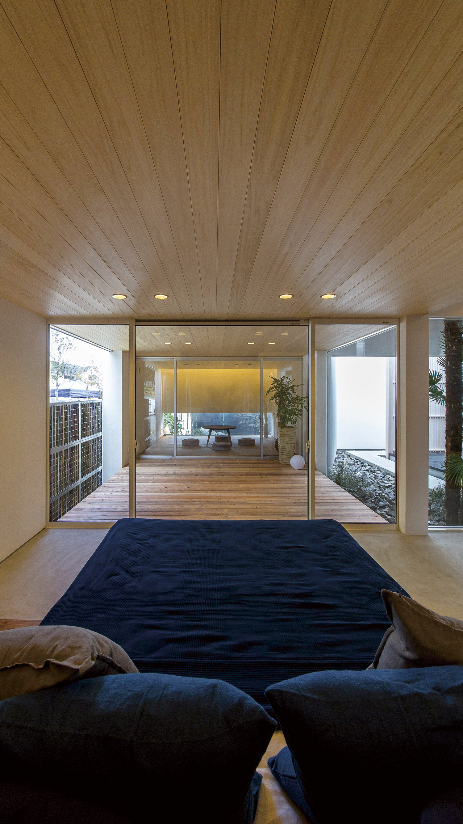 板張りの天井が美しい寝室から和室までつながりのある室内