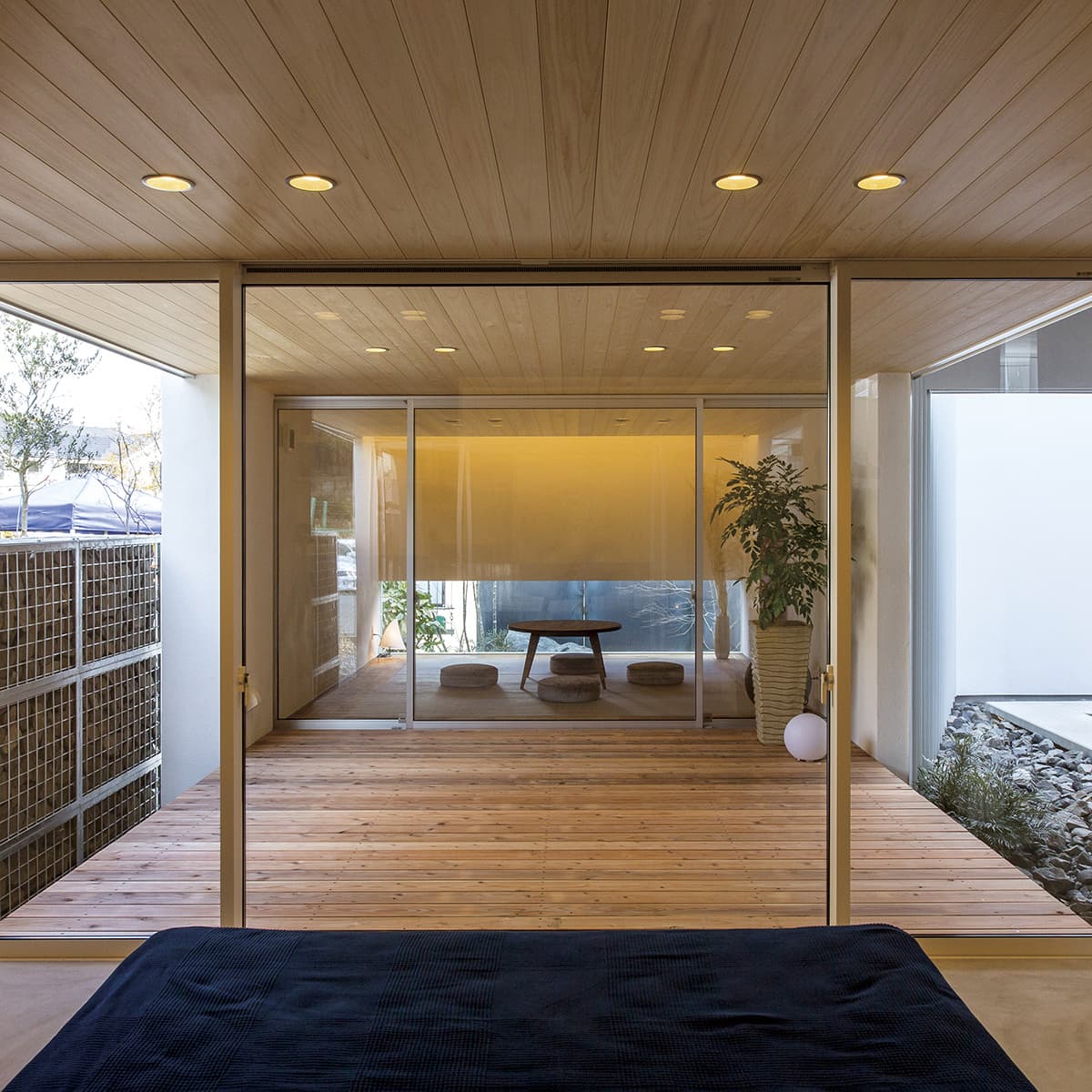 天井が板張りの寝室から和室へのつながり